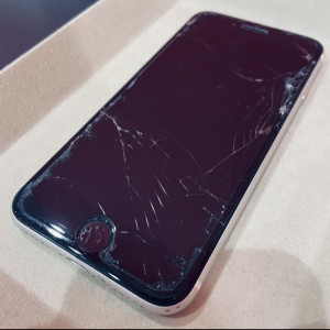 iPhoneSE 第2世代　ガラス割れ修理.