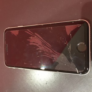 iPhoneSE第二世代液晶画面破損写真