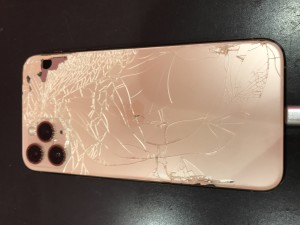 iPhone11Proバックパネル破損
