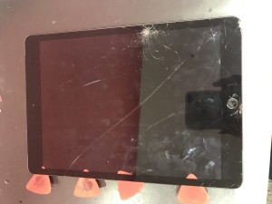 iPad 第8世代　ガラス割れ修理　川口